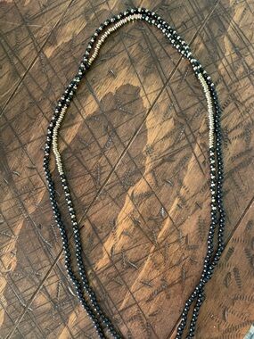 Single strand necklace featuring black and gold beads